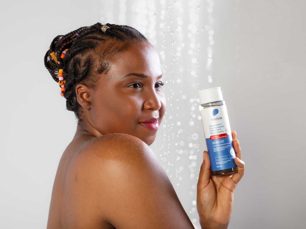 Mulher segurando produto de beleza, cabelo trançado