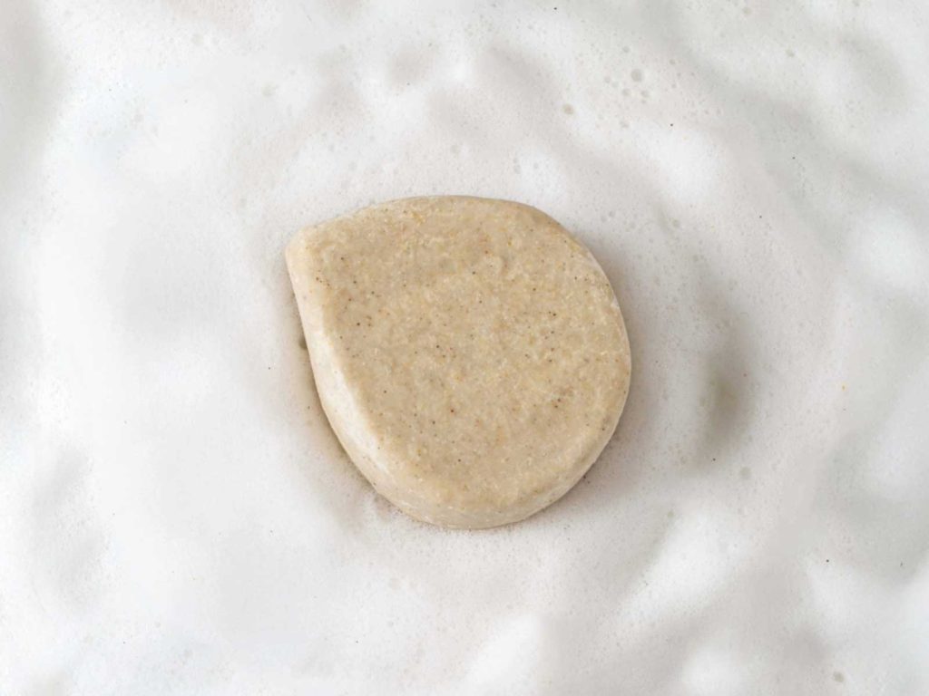 Sabonete sólido em espuma branca