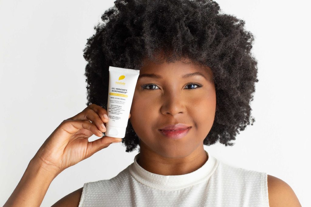 Mulher segurando creme hidratante facial