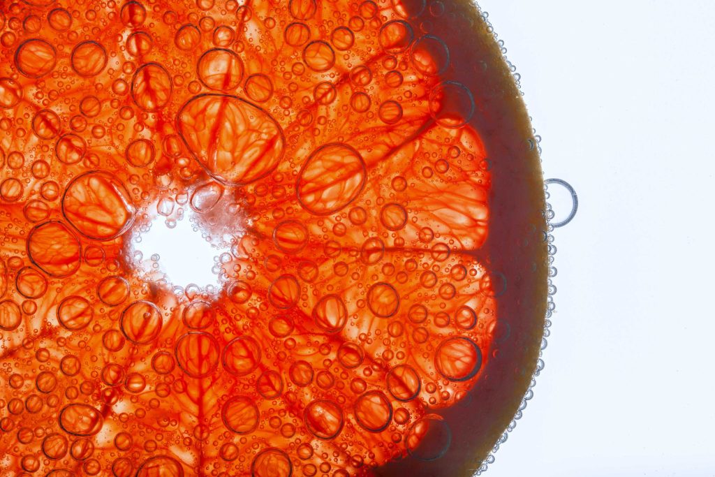 Foto de uma fatia de laranja com bolhas de ar
