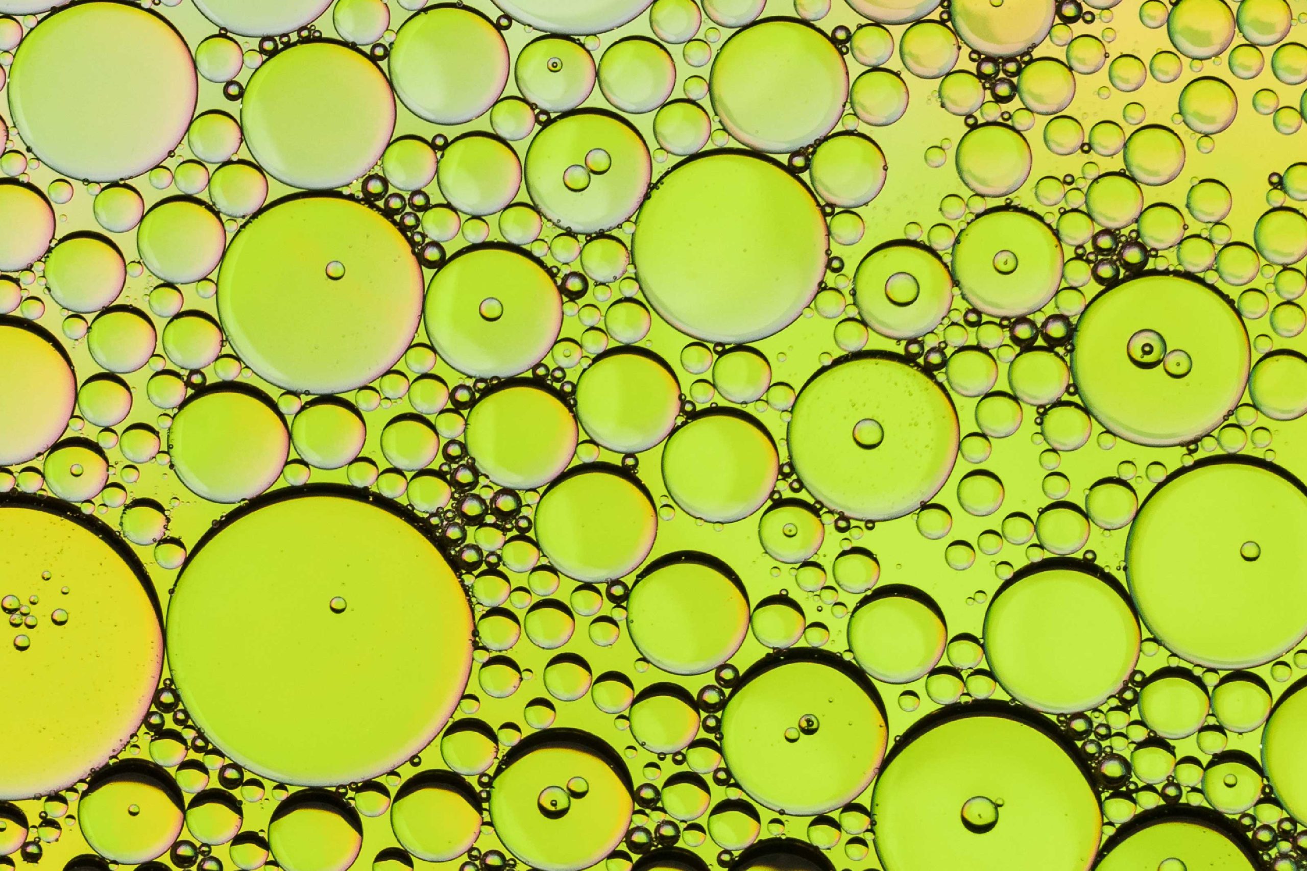 Bolas de óleo em fundo amarelo brilhante