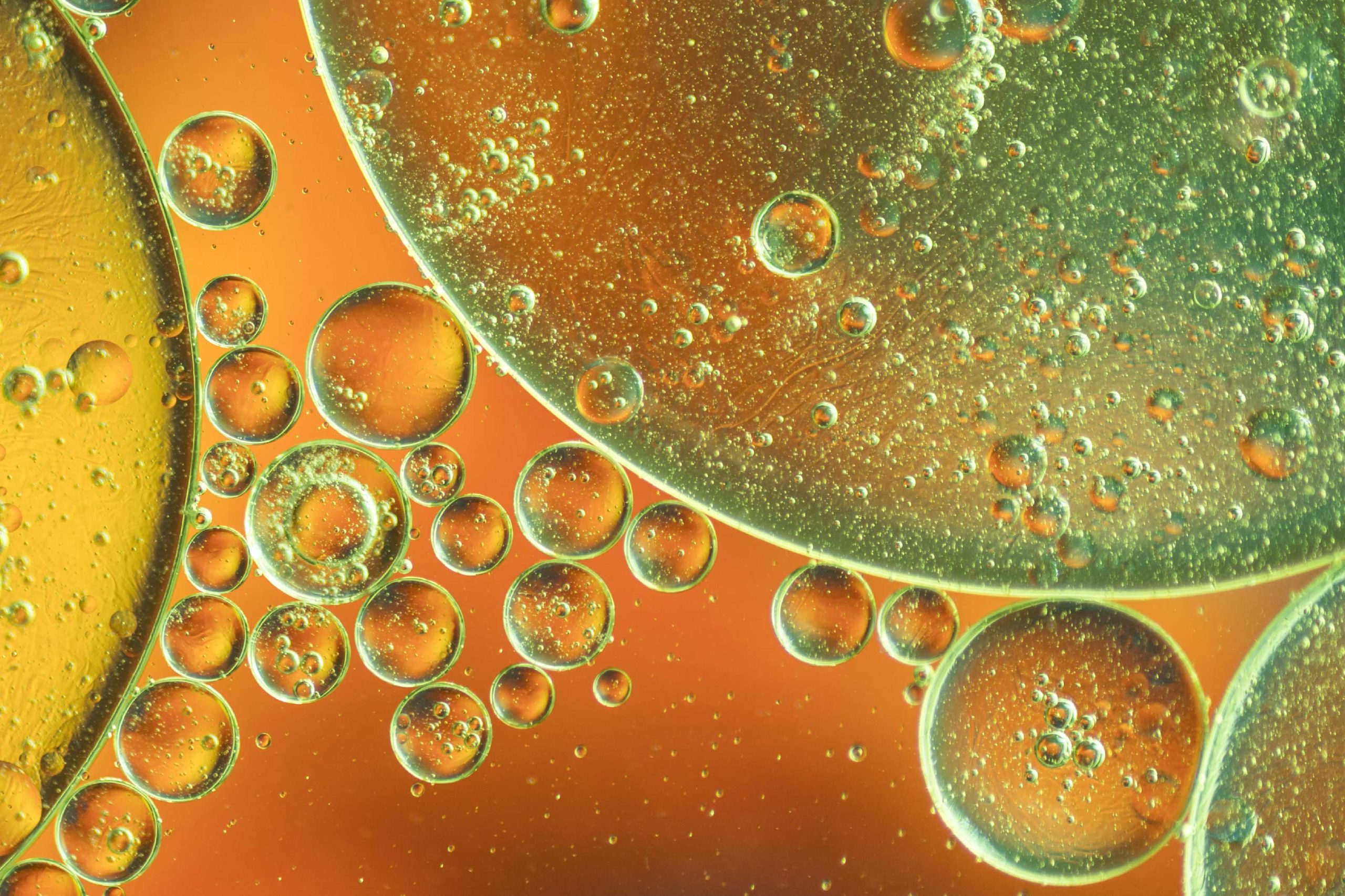 Bolhas de óleo em fundo colorido