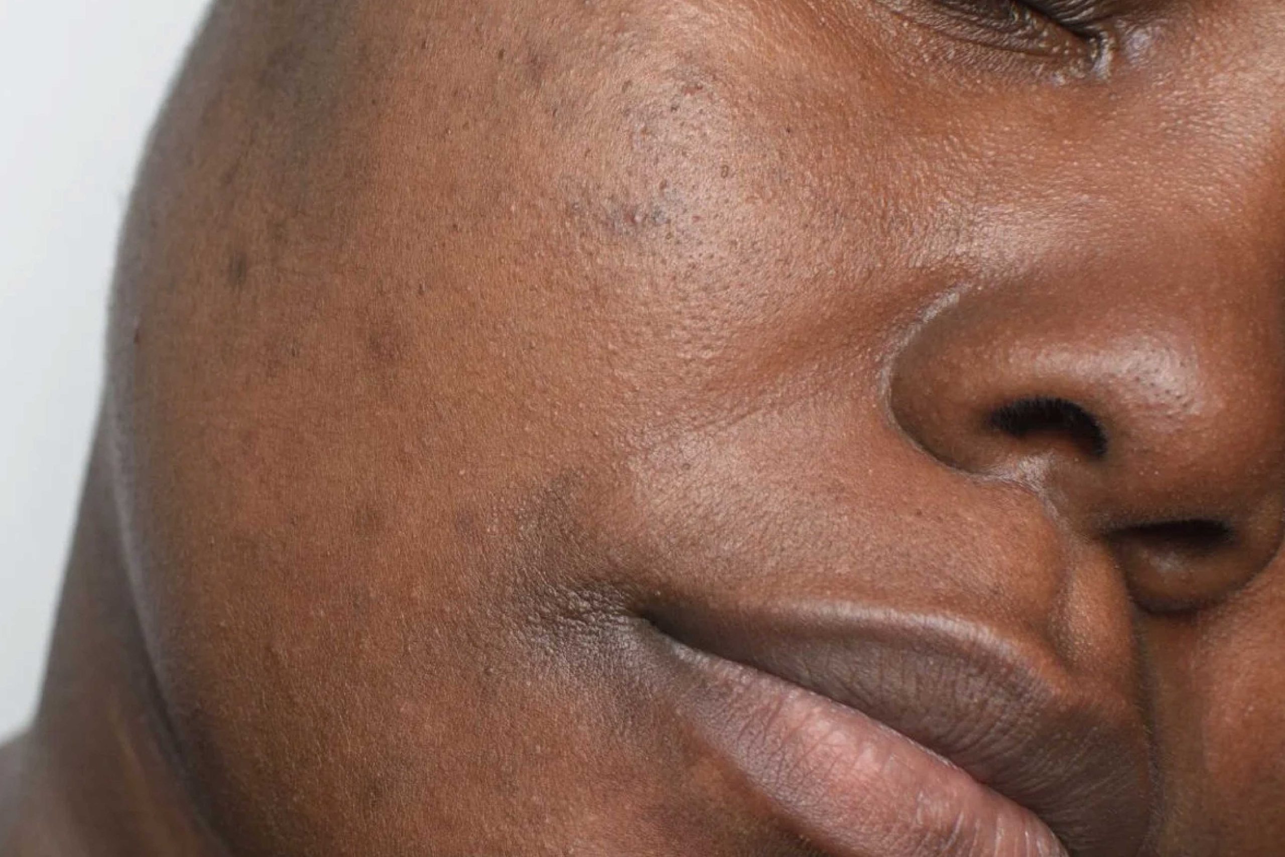 Close-up de rosto com pele radiante e textura natural