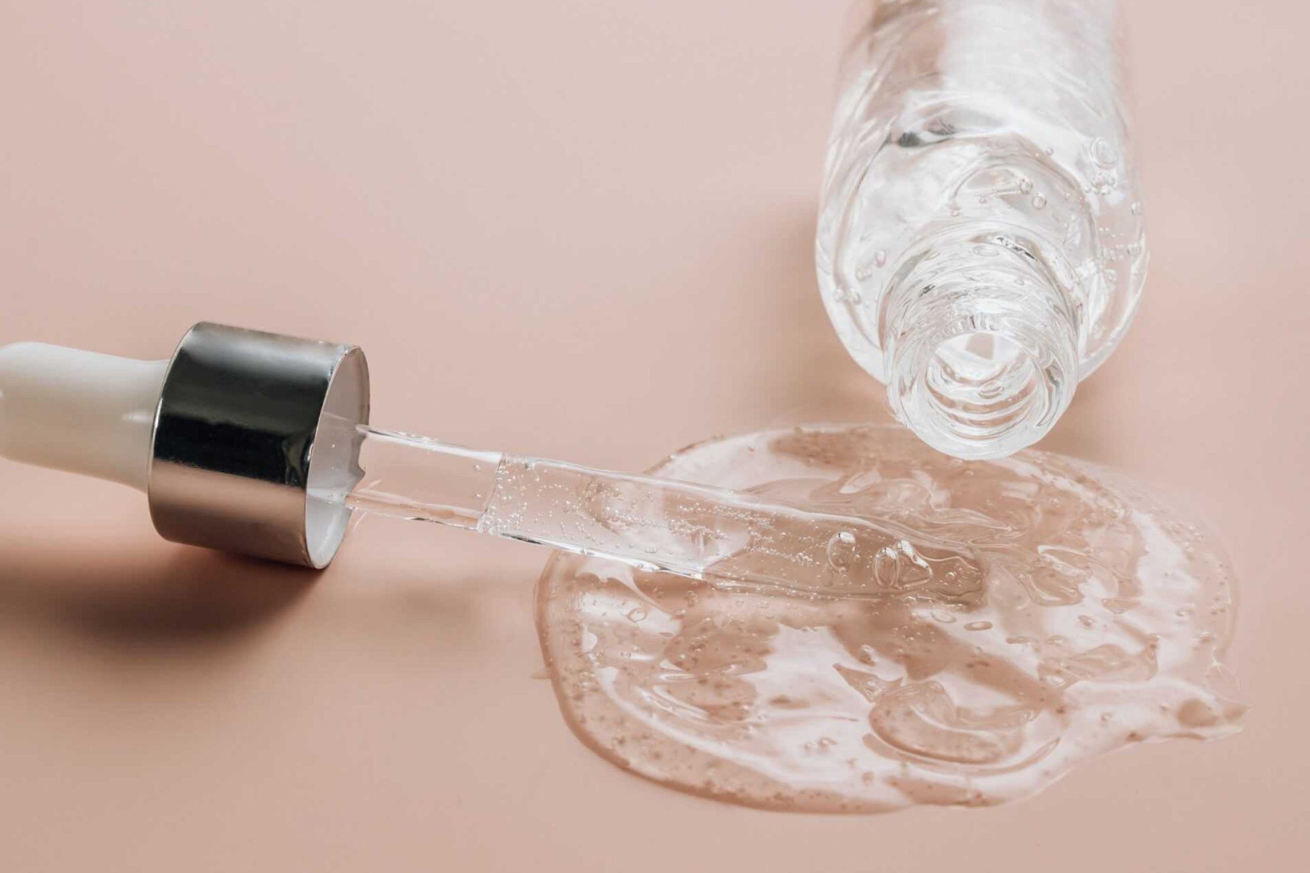 Sérum facial derramado sobre superfície suave