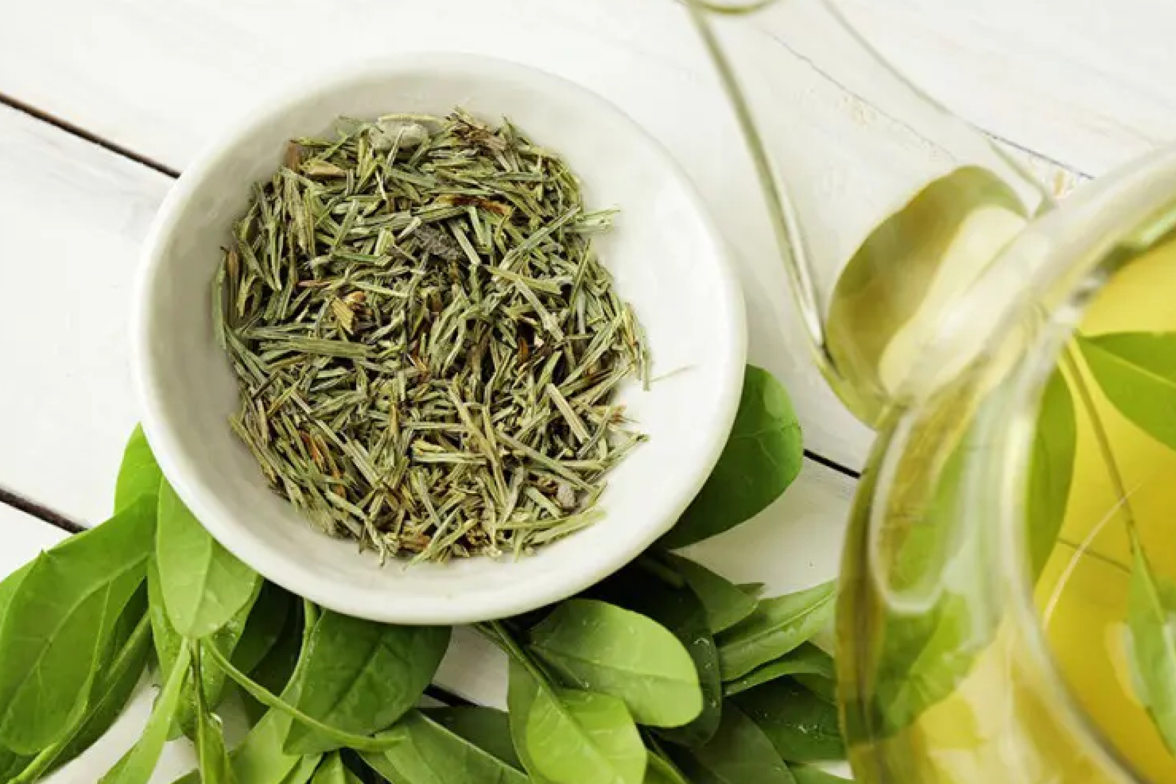cha-de-erbas-tigela-folhas-verdes.png