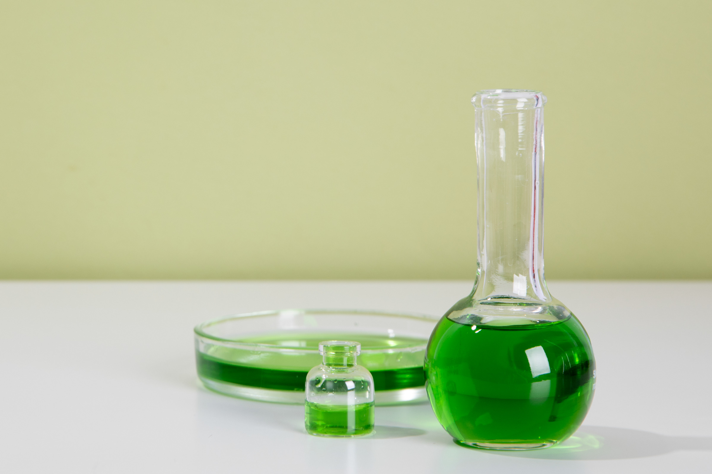frascos-laboratorio-liquido-verde.png